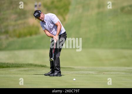 Jennings, Missouri, USA . 10. September 2022: Der Golfer Padraig Harrington puttet während der zweiten Runde des Ascension Charity Classic im Norwood Hills Country Club in Jennings, MO, auf das Grün von 2. Richard Ulreich/CSM Credit: CAL Sport Media/Alamy Live News Stockfoto