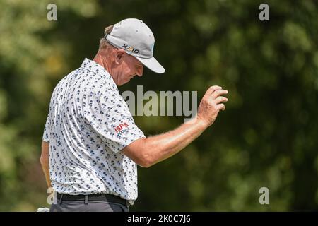 Jennings, Missouri, USA . 10. September 2022: Golfer Ernie Els würdigt die Fans während der zweiten Runde des Ascension Charity Classic im Norwood Hills Country Club in Jennings, MO Richard Ulreich/CSM Credit: CAL Sport Media/Alamy Live News Stockfoto