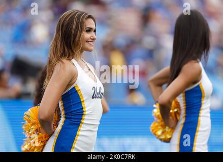 Pasadena, Kalifornien, USA. 10. September 2022. UCLA Bruins Cheerleader während des NCAA Fußballspiels zwischen den Alabama State Hornets und UCLA Bruins im Rose Bowl in Pasadena, Kalifornien. Obligatorischer Bildnachweis : Charles Baus/CSM/Alamy Live-Nachrichtengutschein: CAL Sport Media/Alamy Live News Stockfoto