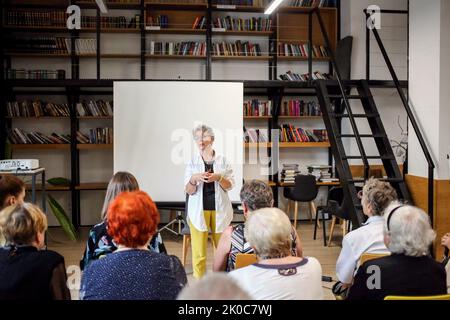 Odessa, Ukraine. 09. September 2022. Regisseurin Galina Dzhikaeva bei der Lektüre des Stücks „durch die Haut“. Lesung des modernen Theaterstücks „durch die Haut“. Die Regisseurin Galina Dzhikaeva, Autorin des Werkes - Natalia Blok, liest Olena Savchenko-Bezverkhova. Das Theaterstück 'durch die Haut' wurde 2017 von Natalia Blok geschrieben, basierend auf der Situation des Krieges im Donbass (Ost-Ukraine) Es handelt sich um die heutigen Ukrainer, um einen erfolglosen Versuch, den Krieg aus ihren Köpfen zu zwingen, Über die Infektion von mehr und mehr Krieg von innen. Kredit: SOPA Images Limited/Alamy Live Nachrichten Stockfoto