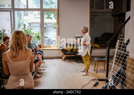 Odessa, Ukraine. 09. September 2022. Regisseurin Galina Dzhikaeva bei der Lektüre des Stücks „durch die Haut“. Lesung des modernen Theaterstücks „durch die Haut“. Die Regisseurin Galina Dzhikaeva, Autorin des Werkes - Natalia Blok, liest Olena Savchenko-Bezverkhova. Das Theaterstück 'durch die Haut' wurde 2017 von Natalia Blok geschrieben, basierend auf der Situation des Krieges im Donbass (Ost-Ukraine) Es handelt sich um die heutigen Ukrainer, um einen erfolglosen Versuch, den Krieg aus ihren Köpfen zu zwingen, Über die Infektion von mehr und mehr Krieg von innen. Kredit: SOPA Images Limited/Alamy Live Nachrichten Stockfoto