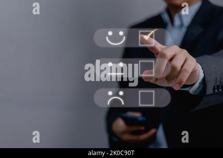 Business Zufriedenheitsumfrage Kundendienst Experience concept.Happy Geschäftsmann wählen Bewertung Kontrollkästchen auf Excellent Smiley Face Rating für eine Stockfoto
