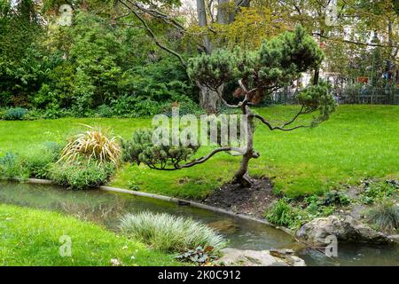 Square des Batignolles, ein 4 Hektar großer Park im englischen Gartenstil, der sich im Viertel Batignolles des Pariser Arrondissements 17. befindet. Stockfoto