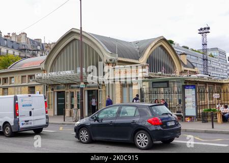 Menschen vor dem Bahnhof Pont Cardinet im Pariser Arrondissement 17.. Stockfoto