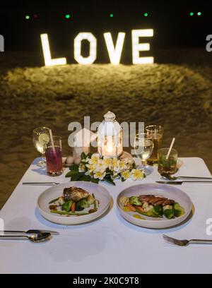 Meeresarsch auf einem Teller während eines romantischen Abendessens am Strand von Huahin Thailand, Abendessen bei Kerzenschein in Hua hin, Valentinstag-Konzept. Stockfoto