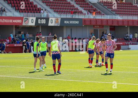 10. September 2022, AlcalÃ de Henares, Madrid, Spanien: Frauenfußballspiel zwischen der Atlético de Madrid-Frau und der Real Sociedad-Frau, die zur ersten Runde der Spanischen Profi-Liga der Frauen (Liga F) im Sportzentrum Wanda AlcalÃ de Henares gehört. Das Spiel wurde verschoben, weil die Schiedsrichterinnen aufgrund des Streiks des Schiedsrichterkollektivs, in dem sie Professionalisierung und bessere Arbeitsbedingungen fordern, nicht zur Verfügung stehen. Am Ende blieben beide Teams zum Training auf dem Platz. (Bild: © Alvaro Laguna/Pacific Press über ZUMA Press Wire) Stockfoto