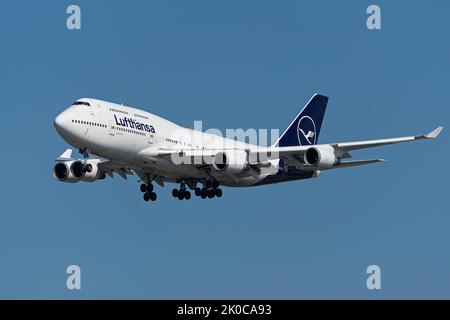 Richmond, British Columbia, Kanada. 10. September 2022. Ein Lufthansa Boeing 747-400-Jetliner (D-ABVM), der im endgültigen Anflug auf den internationalen Flughafen Vancouver landet. (Bild: © Bayne Stanley/ZUMA Press Wire) Stockfoto