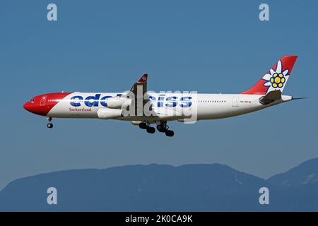 Richmond, British Columbia, Kanada. 10. September 2022. Ein Airbus A340-Jetliner (HB-JMF) der Firma Airbus von der Firma Airbus von der Firma Airbus Air, der bei der Landung auf dem internationalen Flughafen von Vancouver in die Luft fliegt. (Bild: © Bayne Stanley/ZUMA Press Wire) Stockfoto