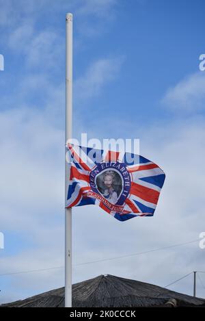 Eine Fahne aus dem Jubiläum von Königin Elizabeth in England, die nach der Ankündigung ihres Todes am Halbmast fliegt. Stockfoto