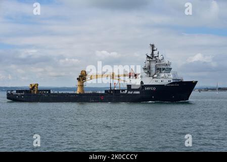 S D Northern River, Mehrzweck-Hilfsschiff, das von Serco Marine Services betrieben wird und sich dem Hafen von Portsmouth in Hampshire, England nähert. Stockfoto