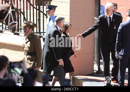 Sydney, Australien. 11.. September 2022. Nach dem Tod Ihrer Majestät Königin Elizabeth II. Fand in Sydney ein besonderes historisches Ereignis statt, um König Karl III. Den Menschen in NSW zu verkünden Mitglieder der Öffentlichkeit wurden aufgefordert, mit Freunden und Familie zu feiern oder daran teilzunehmen, und die öffentlichen Verkehrsmittel im ganzen Staat waren kostenlos. Die Veranstaltung fand ab 12,30pm vor dem NSW-Parlamentsgebäude in der Macquarie Street statt und umfasste eine australische Verteidigungswache, die NSW Police Force Band, die die Royal und Australian National Hymnen aufführte, eine NSW Police Mounted Unit und einen 21-Gun Salute von Government Ho Stockfoto