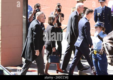 Sydney, Australien. 11.. September 2022. Nach dem Tod Ihrer Majestät Königin Elizabeth II. Fand in Sydney ein besonderes historisches Ereignis statt, um König Karl III. Den Menschen in NSW zu verkünden Mitglieder der Öffentlichkeit wurden aufgefordert, mit Freunden und Familie zu feiern oder daran teilzunehmen, und die öffentlichen Verkehrsmittel im ganzen Staat waren kostenlos. Die Veranstaltung fand ab 12,30pm vor dem NSW-Parlamentsgebäude in der Macquarie Street statt und umfasste eine australische Verteidigungswache, die NSW Police Force Band, die die Royal und Australian National Hymnen aufführte, eine NSW Police Mounted Unit und einen 21-Gun Salute von Government Ho Stockfoto