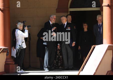 Sydney, Australien. 11.. September 2022. Nach dem Tod Ihrer Majestät Königin Elizabeth II. Fand in Sydney ein besonderes historisches Ereignis statt, um König Karl III. Den Menschen in NSW zu verkünden Mitglieder der Öffentlichkeit wurden aufgefordert, mit Freunden und Familie zu feiern oder daran teilzunehmen, und die öffentlichen Verkehrsmittel im ganzen Staat waren kostenlos. Die Veranstaltung fand ab 12,30pm vor dem NSW-Parlamentsgebäude in der Macquarie Street statt und umfasste eine australische Verteidigungswache, die NSW Police Force Band, die die Royal und Australian National Hymnen aufführte, eine NSW Police Mounted Unit und einen 21-Gun Salute von Government Ho Stockfoto