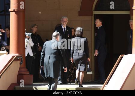 Sydney, Australien. 11.. September 2022. Nach dem Tod Ihrer Majestät Königin Elizabeth II. Fand in Sydney ein besonderes historisches Ereignis statt, um König Karl III. Den Menschen in NSW zu verkünden Mitglieder der Öffentlichkeit wurden aufgefordert, mit Freunden und Familie zu feiern oder daran teilzunehmen, und die öffentlichen Verkehrsmittel im ganzen Staat waren kostenlos. Die Veranstaltung fand ab 12,30pm vor dem NSW-Parlamentsgebäude in der Macquarie Street statt und umfasste eine australische Verteidigungswache, die NSW Police Force Band, die die Royal und Australian National Hymnen aufführte, eine NSW Police Mounted Unit und einen 21-Gun Salute von Government Ho Stockfoto