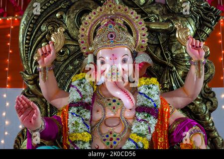 Eine Statue von Lord Ganesh auf einem mandal in Mumbai für das verheißungsvolle indische Fest von Ganesh Chaturth Stockfoto