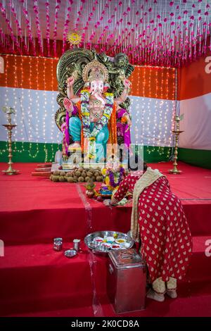 Mumbai, Indien, 05. Sep 2022 - Eine Frau betet vor einem schönen Idol von Lord Ganesha in einem mandal in Mumbai für das Fest von Ganesh Chaturth Stockfoto