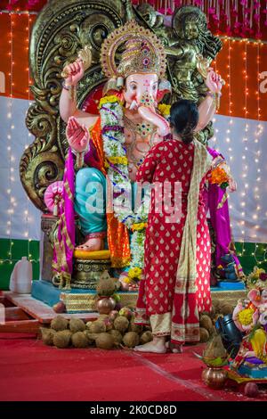 Mumbai, Indien, 05. Sep 2022 - Eine Frau betet vor einem schönen Idol von Lord Ganesha in einem mandal in Mumbai für das Fest von Ganesh Chaturth Stockfoto