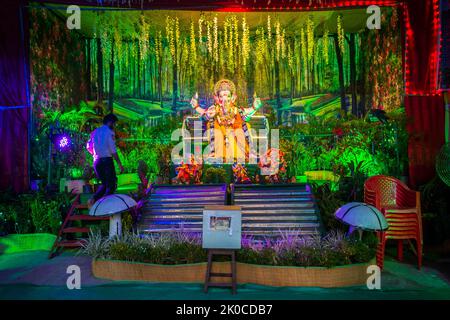 Mumbai, Indien, 01. Sep 2022 - Ein Mann, der während des verheißungsvollen indischen Festes von Ganesh Chaturth in einem mandal von Lord Ganesha in Mumbai spazierend ist Stockfoto