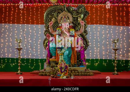 Eine Statue von Lord Ganesh auf einem mandal in Mumbai für das verheißungsvolle indische Fest von Ganesh Chaturth Stockfoto
