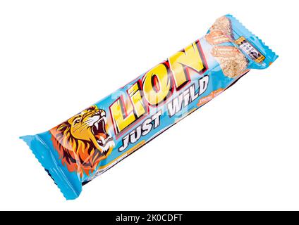 Ukraine, Kiew 05. August 2022: Löwenbar auf weißem Hintergrund isoliert. Lion ist eine Schokoladenriegel Konfektion, die von Nestle hergestellt wird. Datei enthält Stockfoto