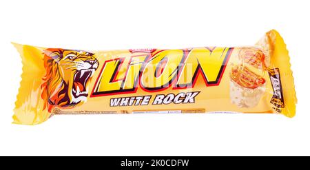 Ukraine, Kiew 05. August 2022: Löwenbar auf weißem Hintergrund isoliert. Lion ist eine Schokoladenriegel Konfektion, die von Nestle hergestellt wird. Datei enthält Stockfoto