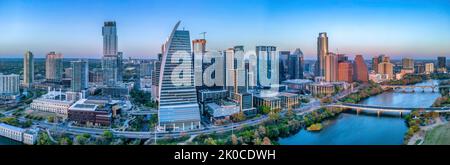 Austin, Texas Stadtbild in der Nähe des Colorado River am Horizont der Skyline. Es gibt Brücken über den Fluss an der Vorderseite und einen Blick auf Wolkenkratzer BU Stockfoto