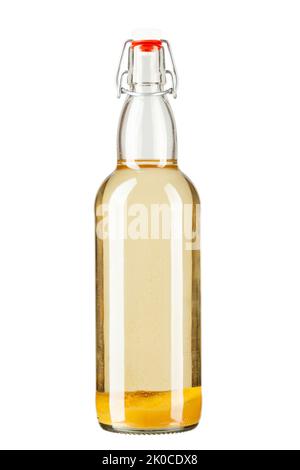 Flasche Mondschein oder Wodka mit Sanddorn auf weißem Hintergrund isoliert infundiert. Alkoholisches Getränk. Datei enthält Beschneidungspfad. Stockfoto