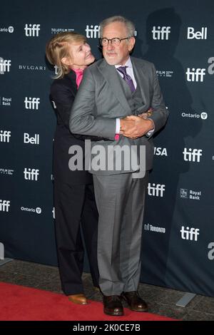 Toronto, Kanada. 10. September 2022. Steven Spielberg und seine Frau Kate Capshaw besuchen die Premiere von „The Fabelmans“ während des Toronto International Film Festival 2022 im Princess of Wales Theatre. (Foto von Angel Marchini/SOPA Images/Sipa USA) Quelle: SIPA USA/Alamy Live News Stockfoto