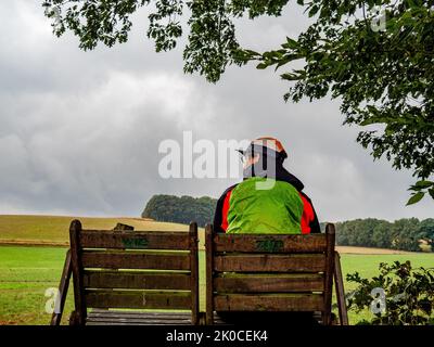 Valkenlaagte, Niederlande. 10. September 2022. Ein Mann sitzt auf einer Bank und wartet auf den Sturm. Starke Regenfälle verursachten am Samstagmorgen einige Unannehmlichkeiten auf den Straßen rund um Nijmegen und die umliegende Natur. Nach einem sehr trockenen Sommer mit ungewöhnlichen Hitzewellen im Land, wurde eine gute Menge an Regen fallen. Kredit: SOPA Images Limited/Alamy Live Nachrichten Stockfoto