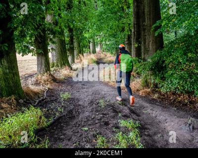 Valkenlaagte, Niederlande. 10. September 2022. Man sieht einen Mann, der vor dem starken Regen schnell läuft. Starke Regenfälle verursachten am Samstagmorgen einige Unannehmlichkeiten auf den Straßen rund um Nijmegen und die umliegende Natur. Nach einem sehr trockenen Sommer mit ungewöhnlichen Hitzewellen im Land, wurde eine gute Menge an Regen fallen. Kredit: SOPA Images Limited/Alamy Live Nachrichten Stockfoto