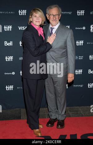 Toronto, Kanada. 10. September 2022. Steven Spielberg und seine Frau Kate Capshaw besuchen die Premiere von „The Fabelmans“ während des Toronto International Film Festival 2022 im Princess of Wales Theatre. Kredit: SOPA Images Limited/Alamy Live Nachrichten Stockfoto