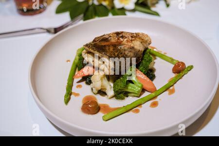 Meeresarsch auf einem Teller während eines romantischen Abendessens am Strand von Huahin Thailand, Abendessen bei Kerzenschein in Hua hin, Valentinstag-Konzept. Stockfoto