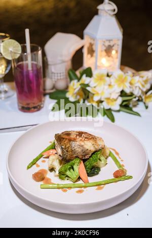 Meeresarsch auf einem Teller während eines romantischen Abendessens am Strand von Huahin Thailand, Abendessen bei Kerzenschein in Hua hin, Valentinstag-Konzept. Stockfoto