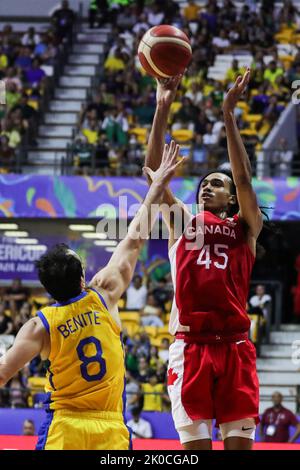 Recife, Brasilien. 10. September 2022. Dalano Banton (R) aus Kanada schießt während eines Halbfinalmatches zwischen Brasilien und Kanada beim FIBA Americup 2022 in Recife, Brasilien, am 10. September 2022. Quelle: Wang Tiancong/Xinhua/Alamy Live News Stockfoto