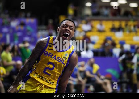 Recife, Brasilien. 10. September 2022. Der Brasilianer Yago Santos feiert das Halbfinale zwischen Brasilien und Kanada beim FIBA Americup 2022 in Recife, Brasilien, am 10. September 2022. Quelle: Wang Tiancong/Xinhua/Alamy Live News Stockfoto