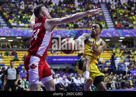 Recife, Brasilien. 10. September 2022. Der Brasilianer Yago Santos (R) übergibt den Ball während eines Halbfinalmatches zwischen Brasilien und Kanada beim FIBA Americup 2022 in Recife, Brasilien, am 10. September 2022. Quelle: Wang Tiancong/Xinhua/Alamy Live News Stockfoto