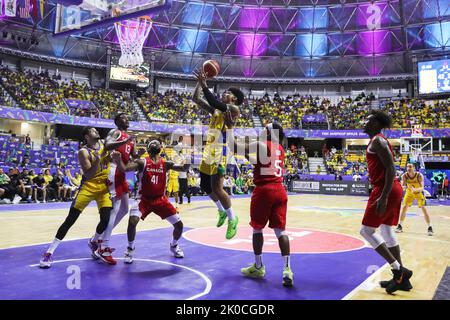 Recife, Brasilien. 10. September 2022. Didi Louzada (4. L) aus Brasilien schießt während eines Halbfinalmatches zwischen Brasilien und Kanada beim FIBA Americup 2022 in Recife, Brasilien, am 10. September 2022. Quelle: Wang Tiancong/Xinhua/Alamy Live News Stockfoto