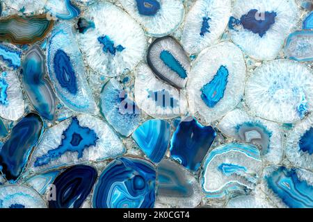 Erstaunliche bunte Blau Achat Kristall Querschnitt Hintergrund. Natürliche transluzente Scheibe Geode Kristall Oberflächenstruktur, Blau abstrakt matt Struktur Stockfoto