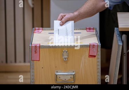 Malmö, Schweden . 11. September 2022. Stimmabgabe in einem Wahllokal in Malmö für die Parlamentswahlen in Schweden am 11. September 2022. Foto: Johan Nilsson/TT/Kod 50090 Kredit: TT News Agency/Alamy Live News Kredit: TT News Agency/Alamy Live News Stockfoto