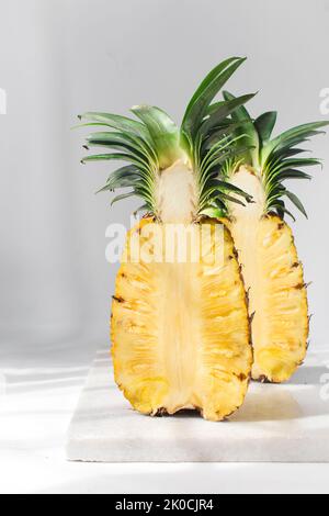 Reife Ananas in zwei Hälften geschnitten, Querschnitt aus Ananasfrucht, Ananas comosus Stockfoto