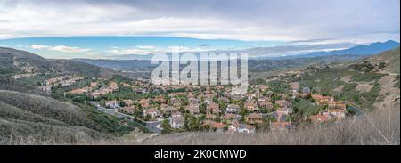 Panoramablick auf das wohlhabende Viertel von einem Wanderweg in San Clemente, Kalifornien. Es gibt ein Wohngebiet auf dem Berghang gegen den Stockfoto