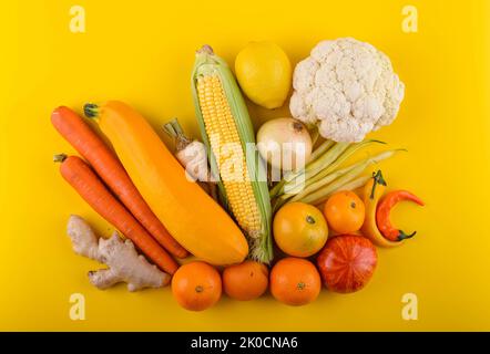 Gelbe und rote Gemüse und Früchte Stockfoto