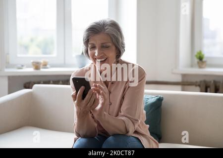 Fröhliche ältere Oma Frau im Gespräch auf Videoanruf Stockfoto