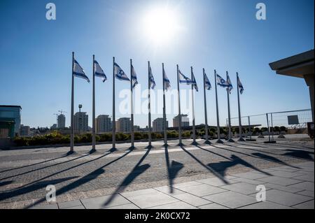 Jerusalem, Israel. 11. September 2022. Israelische Flaggen fliegen vor der Knesset, dem einkammerparlament des Staates Israel. Quelle: Christophe Gateau/dpa/Alamy Live News Stockfoto