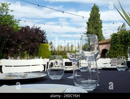 Veranstaltungsort im Freien mit Tischen zum Abendessen vor der Veranstaltung Stockfoto