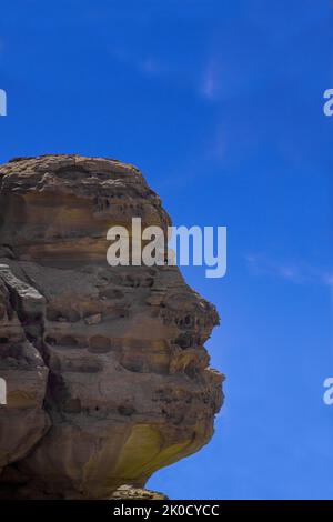 Außergewöhnlicher Felsvorsprung mit Profil des menschlichen Gesichts Hegra Saudi Arabia1 Stockfoto