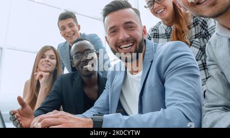 Glücklich lächelndes multiethnisches kreatives Millennial-Team begeistert von o Stockfoto