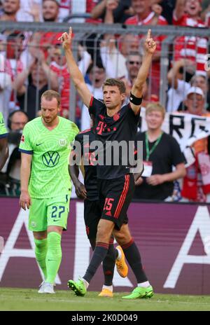 Thomas Müller von Bayern München jubelt Ÿber sein Tor zum 2:0 Maximilian Arnold von VFL Wolfsburg FC Bayern MŸnchen - VfL Wolfsburg Fussball 1 . Bundesliga Saison 2022 / 2023 © diebilderwelt / Alamy Stock Stockfoto