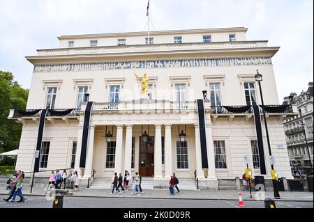 London Großbritannien 10.. September 2022 - der Athenaeum Club in Waterloo Place, London, ist mit schwarzen Bändern geschmückt, nachdem die Königin Elizabeth II. Am Donnerstag, dem 8.. September, im Alter von 96 Jahren starb Stockfoto