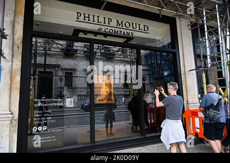 London UK 10. September 2022 - The Philip Mould & Company Art Dealers Specialist in Pall Mall mit einem Porträt der Queen im Fenster nach dem Tod der Queen Elizabeth II im Alter von 96 Jahren am Donnerstag, dem 8.. September 2022, aufgenommen von Simon Dack Stockfoto